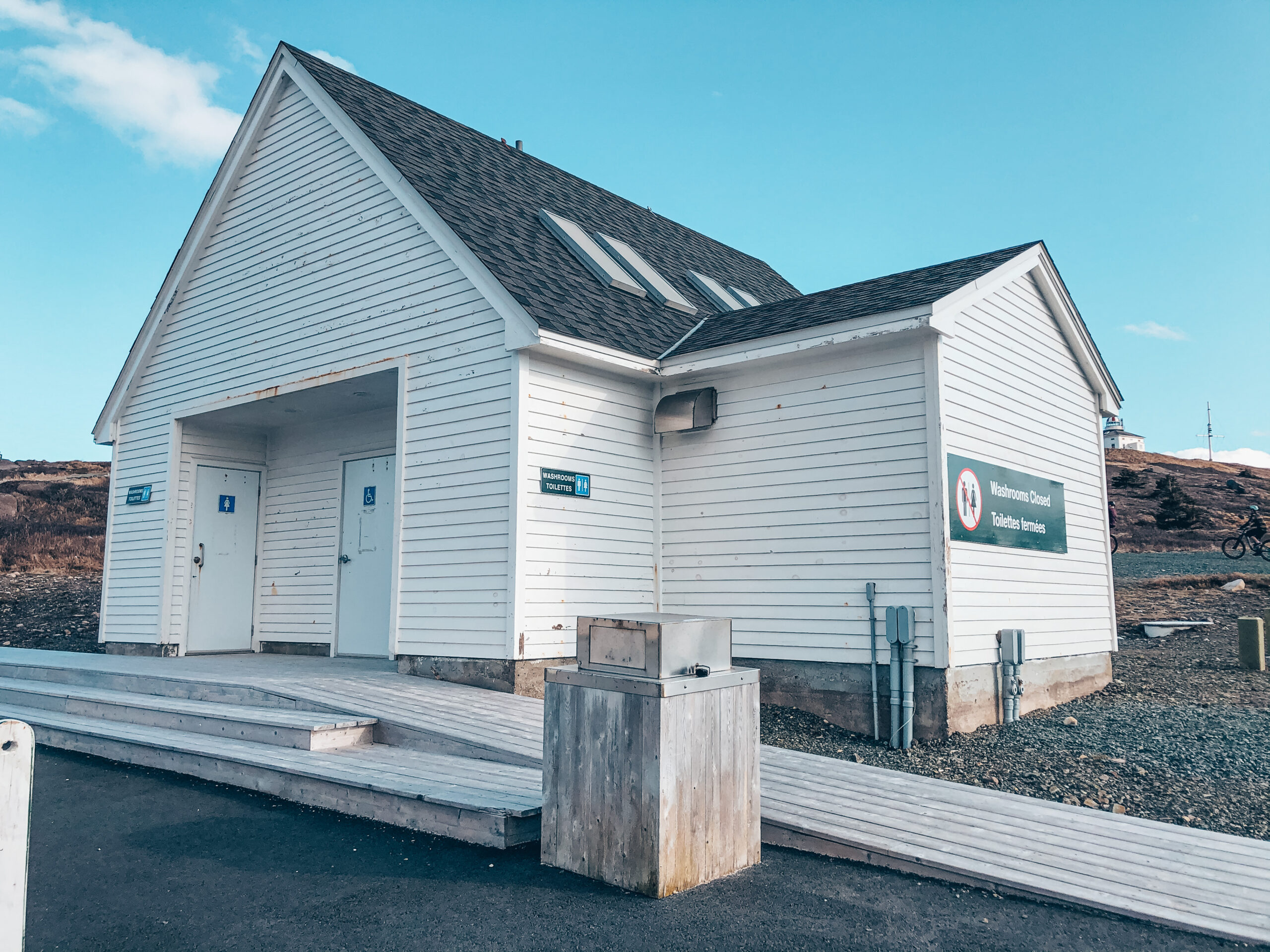 A photo of the large round wooden observation deck near the end of the trail, with ocean just beyond it.
